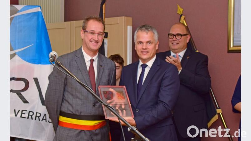 Erinnerungsgeschenke tauschten die Bürgermeister Youro Casier und Thomas Meiler aus. Mit dabei war Yves Durnez (von links), von dem wesentliche Impulse für die Städtepartnerschaft ausgingen. Bild: nm