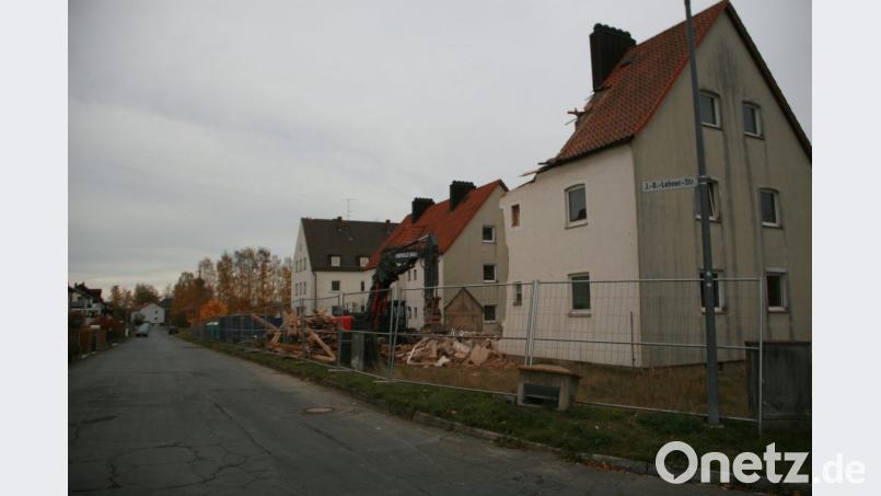 Als besonders vordringlich bewerteten die Gemeinderäte die J.-B.-Lehner-Straße, in der derzeit die Seltmann Häuser abgebrochen werden. Bild: wro