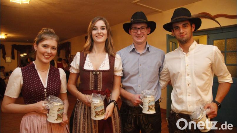 Tanja Zweck, Kristina Jobst, Jakob Jobst und Nico Zweck (von links) erhielten einen Erinnerungskrug. Bild: Hirsch