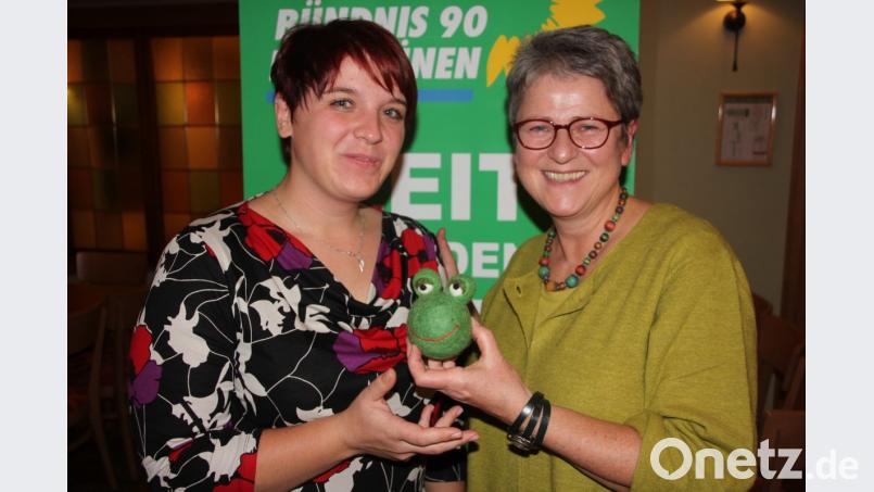 "Anna, sei kein Frosch", sagt Heidrun Schelzke-Deubzer (rechts) und überreicht an Anna Toman (links) einen kleinen Plüschfrosch. Bild: kro