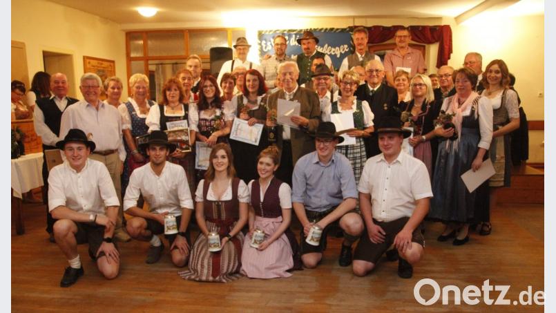 Bei der Noakirwa ehrte der Fronberger Kirwaverein langjährige Mitglieder und feierte das 40-jährige Bestehen. Bild: Hirsch