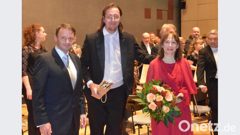 Bürgermeister Jens Meyer bedankte sich bei der mit Beifall überschütteten Pianistin Marina Primachenko mit einem Blumenstrauß. In der Mitte: Der Dirigent des Westböhmischen Symphonieorchesters, Martin Peschik. Bild: Kunz