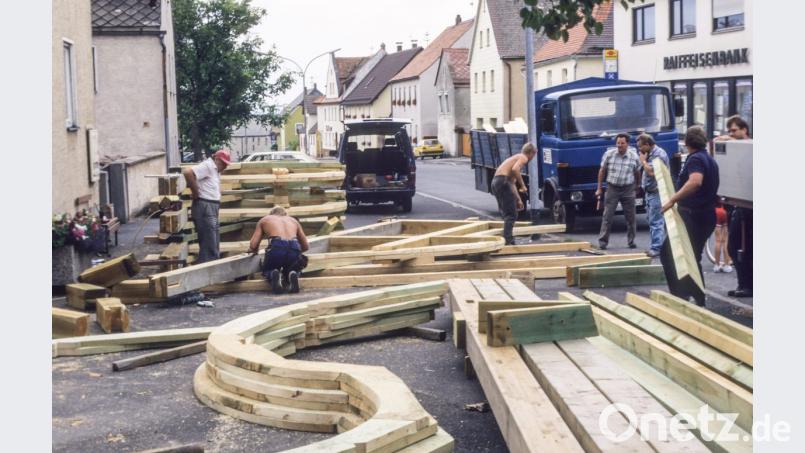 Am Boden bauen die Zimmerleute den Dachstuhl zusammen. Bild: Andreas Schlagenhaufer