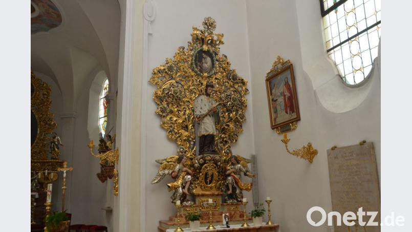 Auf dem rechten Seitenaltar in der Waldauer Benefiziumskirche ist der hochverehrte Heilige ebenfalls zu sehen. Bild: dob