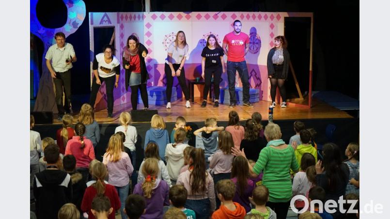 Die Akteure auf der Bühne geben den Takt vor und 300 Kinder machten voller Begeisterung mit. Bild: abi