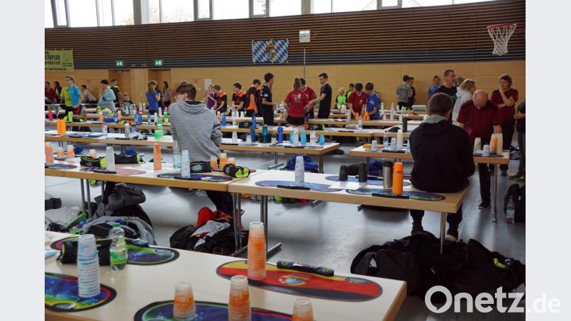 Becher, die darauf warten gestapelt zu werden. Bild: bkr