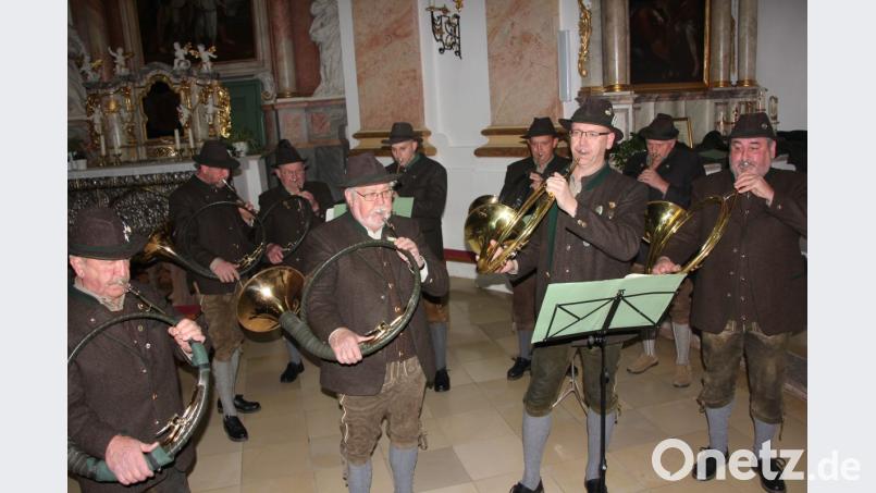 Die Waldsassener Jagdhornbläser unter der Leitung ihres Hornmeisters Bernhard Stier (vorne, Zweiter von rechts) gestalteten in eindrucksvoller Weise die Hubertus-Messe. Bild: kro