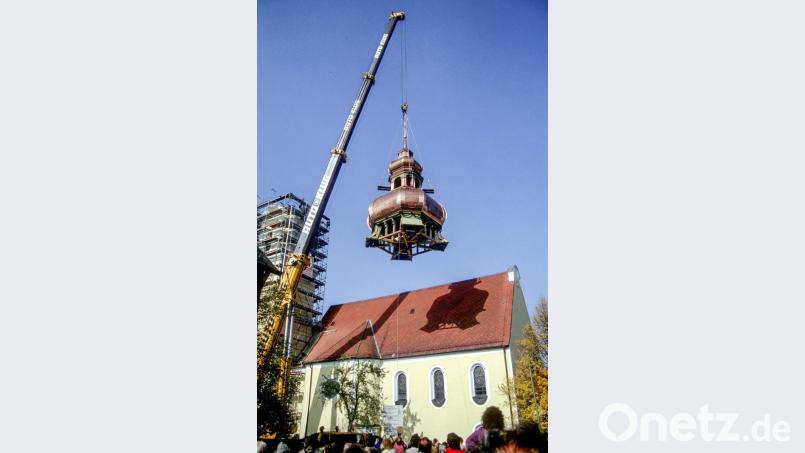 Der damals größte Autokran Nordbayerns hievt 1988 die Doppelzwiebel auf den Kirchturm. Bild: Andreas Schlagenhaufer