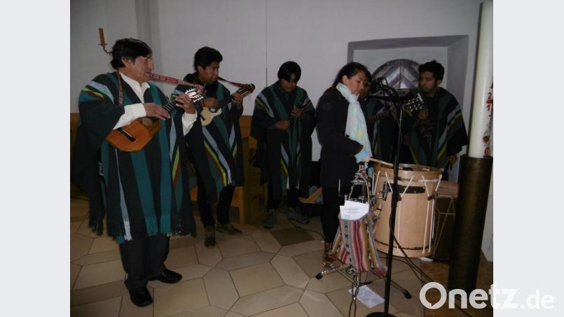 Die Gruppe Sacambaya umrahmt musikalisch den Sonntagsgottesdienst. Bild: mma