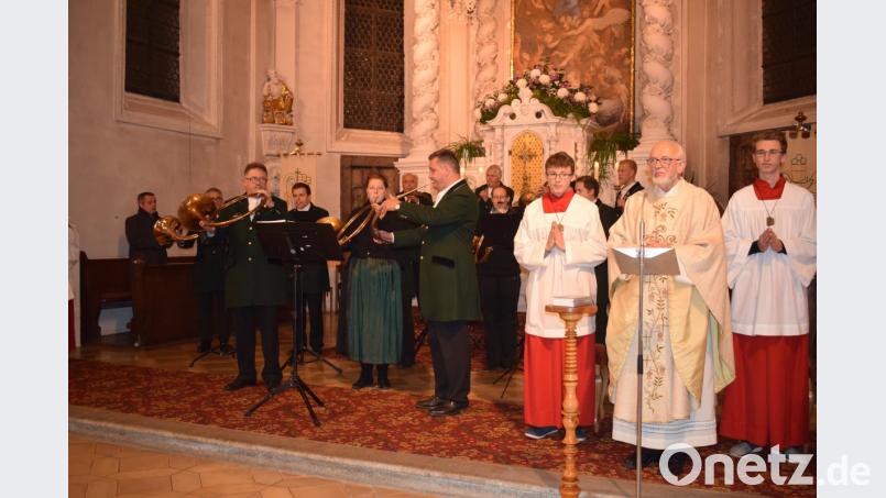 Pfarrer Gottfried Rottner zelebrierte den Festgottesdienst zum Namenstag des heiligen Hubertus, der von den "Oberpfälzer Parforcehornbläser" meisterlich musikalisch gestaltet wurde. Bild: bnr