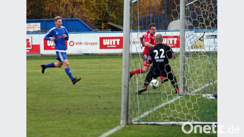 Der "Tunnel" war kurzzeitig offen, doch Etzenrichts Keeper Michael Heisig bekam gegen Passaus Patrick Rott noch rechtzeitig die Beine zusammen. Bild: otr