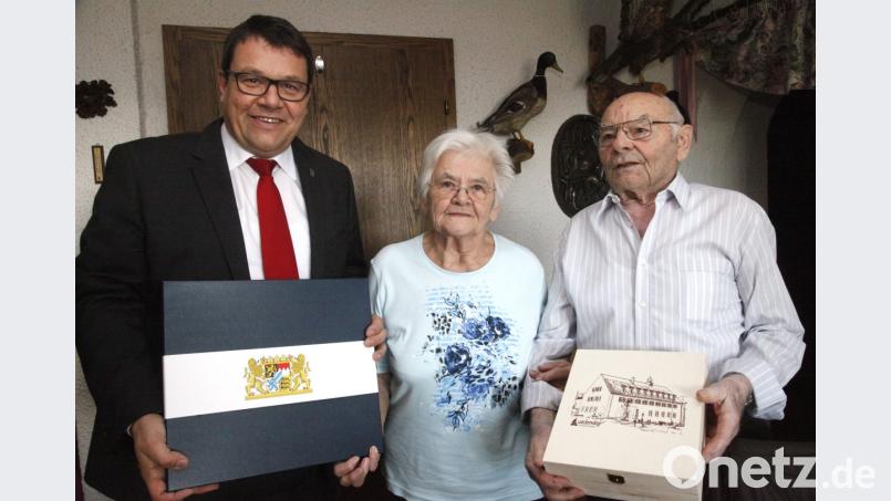 Bürgermeister Thomas Falter gratulierte Berta und Josef Scharf (von links) zur Eisernen Hochzeit. Bild: Hirsch