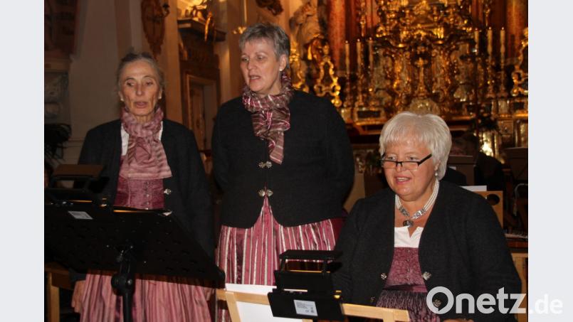 Das Trio Z`ammg`stimmt glänzte mit ihren klaren, schönen Frauenstimmen und bewies im dreistimmigen Gesang eine sehr gute Tonsicherheit, sodass die Sängerinnen den Zuhörern mit ihren Beiträgen a capella und mit Zitherbegleitung wunderbare musikalische Momente bescherten. Bild: ads