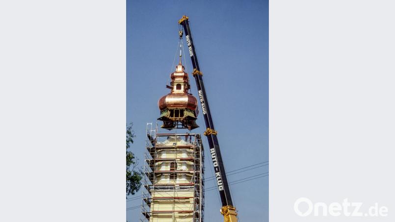 Der damals größte Autokran Nordbayerns hievt 1988 die Doppelzwiebel auf den Kirchturm. Bild: Andreas Schlagenhaufer
