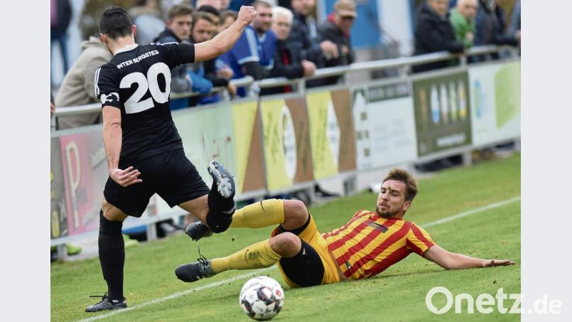 Grafenwöhrs Markus Kraus (rechts) grätschte den Ball gerade noch vor Ambergs Albert Sejdiu ab. Die SV gewann das Heimspiel gegen Inter Bergsteig mit 2:0. Bild: A. Schwarzmeier