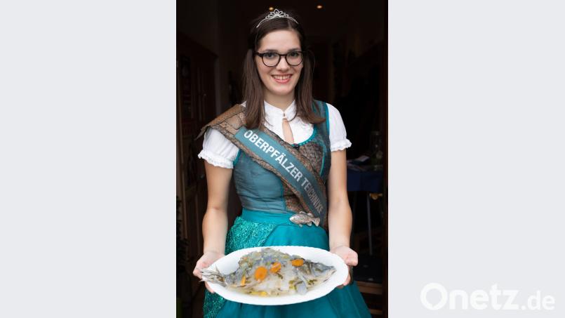 Teichnixe Sophia Bächer präsentiert „Karpfen blau“ aus der Restaurant-Küche. Bild: exb - Ingo Hilger