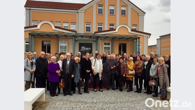 Die Teilnehmer der Kulturtour beim Gruppenfoto vor der Glasmanufaktur Moser mit den Reiseleiterinnen Susanne Setzer (links), Gabi Dlubal und Kamila Spichtinger (Mitte). Bild: eib