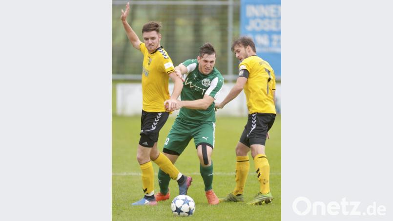 Johannes Böhm (Mitte) beendete mit seinem Joker-Tor auch die letzten Zweifel am Sieg der DJK Gebenbach in Erlangen. Bild: Hubert Ziegler