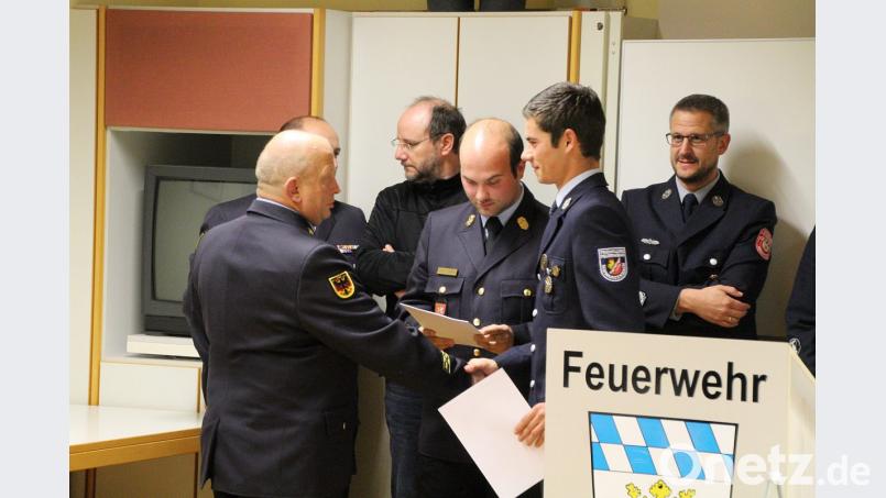 Übergabe der Urkunden. Bild: jma
