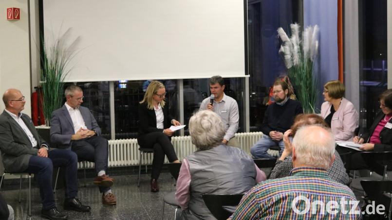 Über das Thema Organspende diskutieren im Klinikum (von links) Rechtsanwalt Franz Tuscher, Chefarzt und transplantationsbeauftragter Arzt Michael Paland, Peggy Kuniss-Pfeiffer, Xaver Franz von der Deutschen Stiftung Organtransplantation, Matthias Schnurrer und die Klinikseelsorgerinnen Heloisa Gralow Dalfert und Doris Schirmer-Henzler. Bild: exb