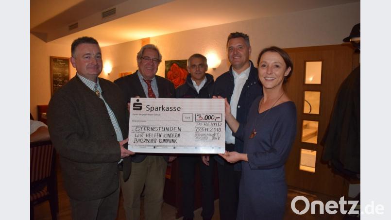 Die Hubertusfeier der BJV-Kreisgruppe Nabburg war auch eine Sternstunde der Hilfsbereitschaft. Einen Scheck in Höhe von 3000 Euro konnten Dietmar Maier (links) und Burkhard Graf Beissel von Gymnich (Zweiter von links) an Mirjana Rusch von den "Sternstunden" übergeben. Unterstützt wurde die Aktion von den Oberpfälzer Parforcehornbläsern, vertreten durch die Hornmeister Michael Süß (Dritter von links) und Hubert Bäuml. Bild: bnr