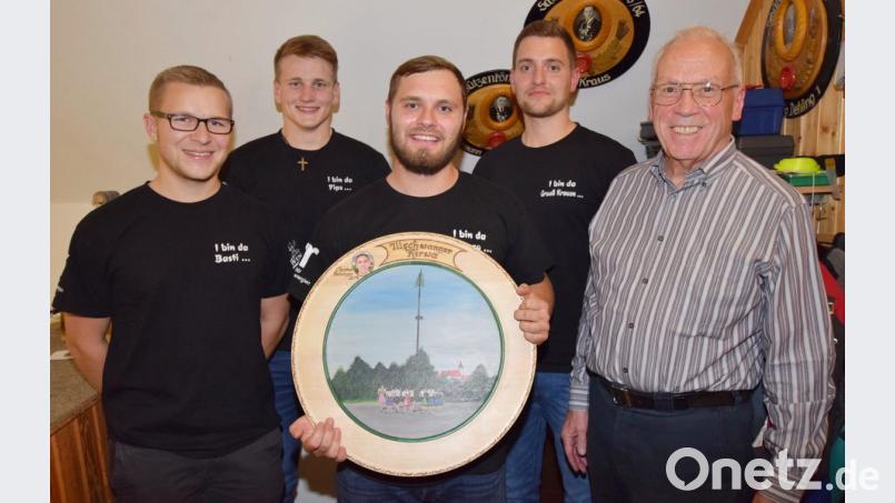 Gute Schützen hat die Illschwanger Kirwagemeinschaft in ihren Reihen. Von links Zweiter Vorsitzender Bastian Englhard, der Sieger nach Ringen, Philipp Sellner, Schützenkönig Julian Ehras, der Gewinner im Wettbewerb „Glück und Meister“, Manuel Pickel, sowie Schützenmeister Bruno Müller. Bild: no