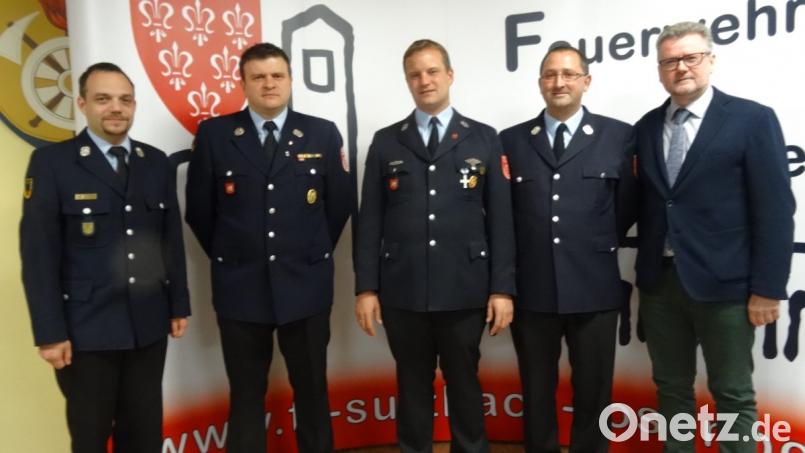 Seit 25 Jahren ist Matthias Uhl (Mitte) aktiver Feuerwehrmann. Kreisbrandmeister Michael Iberer und stellvertretender Kommandant Erwin Übler (von links) dankten ihm für seinen Einsatz, ebenso Bürgermeister Michael Göth und Kommandant Armin Buchwald (von rechts). Bild: hka