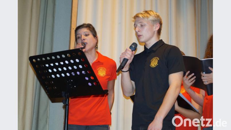 Tine Steinhauser und Maximilian Janner erobern sich mit dem Freddy-Mercury-Song &quot;Somebody to love&quot; die Herzen der Zuhörer und ernten stürmischen Applaus. Bild: du