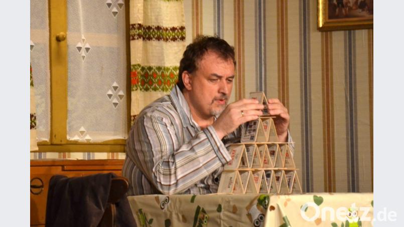 Hauptakteur und Regisseur Josef Kleber baut nicht nur große Kartenhäuser sondern arrangiert auch ein berauschendes Theaterstück. Bild: fjo