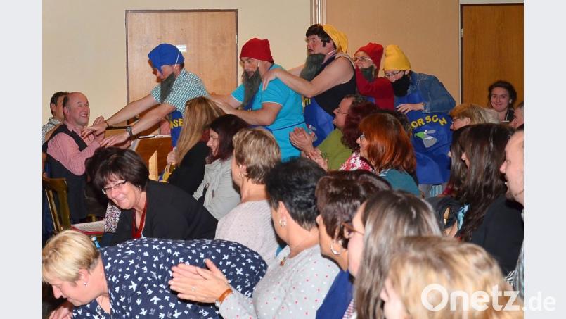 Für die ausgelassene Schar der Akteure geht es bei der Premiere des "Junggesellenabschieds" mitten durchs Publikum. Bild: fjo