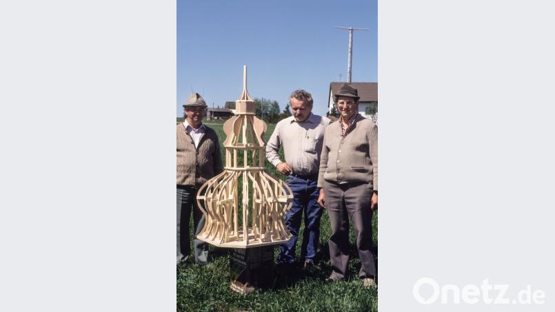 Bilder von der Turmbekrönung der katholischen Kirche in Kohlberg 1988. Bild: Andreas Schlagenhaufer