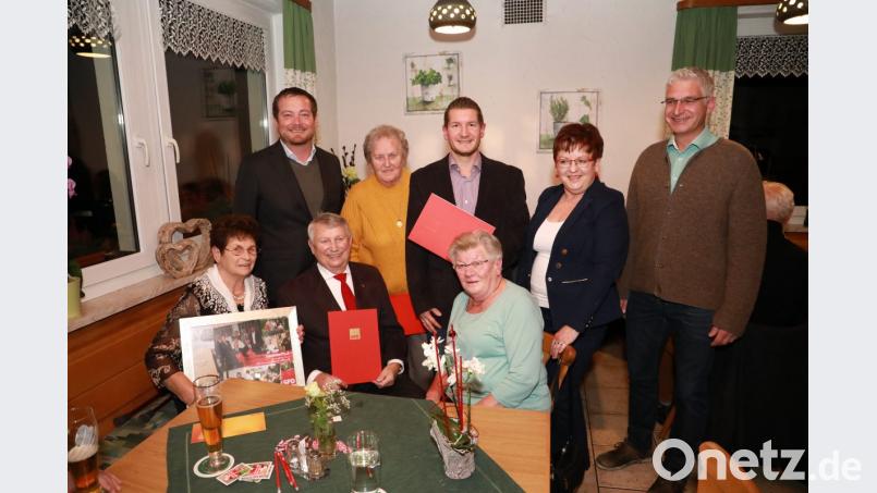 Für 60 Jahre Mitgliedschaft konnte Ehrenvorsitzender Hans Schäffler (sitzend zweiter von links) ausgezeichnet werden. Eine Urkunde für langjährige Mitgliedschaft erhielten auch Rosa Gruber (sitzend rechts), Agnes Schieder (hintere Reihe zweite von links) und Martin Gallersdörfer (hintere Reihe dritter von links). Mit auf dem Bild (von links) Schäfflers Ehefrau Maria, bundestagsabgeordneter Ulli Grötsch, SPD-Ortsvorsitzende Brigitte Scharf und Stellvertreter Reinhold Kastner. Bild: njn