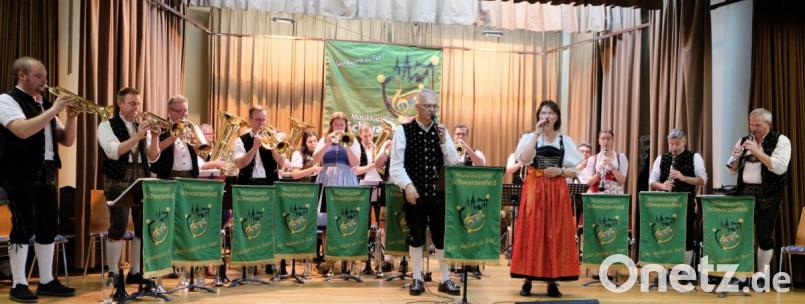 Zur zünftig bayerisch-böhmischen Blasmusik der Schwarzenfelder Musikanten gehören die Stimmen von Marita und Sepp Lobenhofer einfach dazu. Langanhaltender Applaus der zahlreichen Gäste war der Dank für ein gelungenes Konzert. Bild: mab