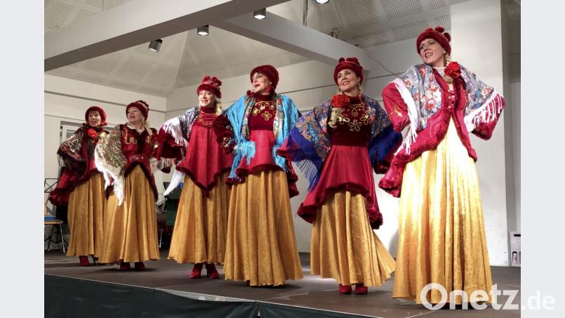 Die Tanz- und Gesangsgruppe Kalinka vom Verein „Neue Zeiten“ gibt unter der Leitung von Adkadii Voloshin bei der Weintaufe in Weiden am See ein umjubeltes Gastspiel (von links): Elena Dammer, Galina Geld, Evgenia Jarusskij, Elena Chedrova, Inna Charmforoush und Svetlana Faller. Bild: Wilck