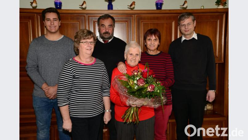 Katharina Eismann bekommt zum 85. Geburtstag einen bunten Blumenstrauß und viele gute Wünsche. Tochter Brunhilde legt liebevoll die Hand auf Mutters Schulter. Bürgermeister Josef Beimler gratuliert und hatte Praktikant Matthias Ebnet mitgebracht. Pfarrer Norbert Götz wünscht Gottes Segen für die Zukunft. Gerlinde Müller übermittlt für den Pfarrgemeinderat die Glückwünsche. Bild: bey