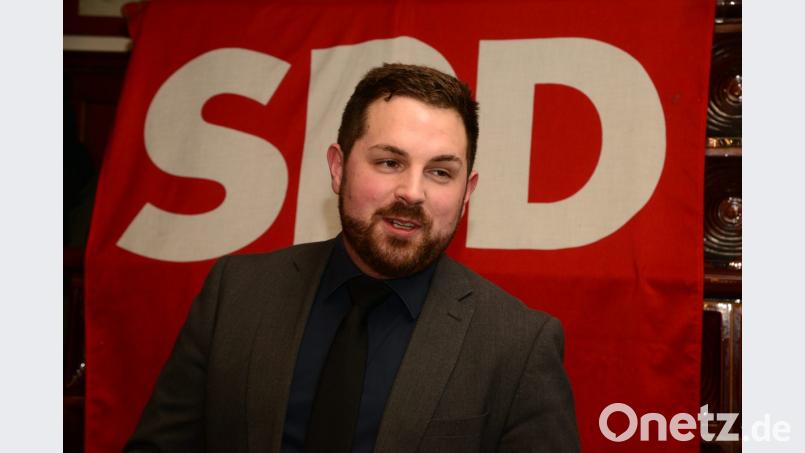 Sebastian Dippold ist Bürgermeisterkandidat des SPD-Ortsvereins Neustadt/WN. Er stellt sich und seine Ziel beim Ehrungsabend im Gasthaus &quot;Weißes Rössl&quot; vor. Bild: bey