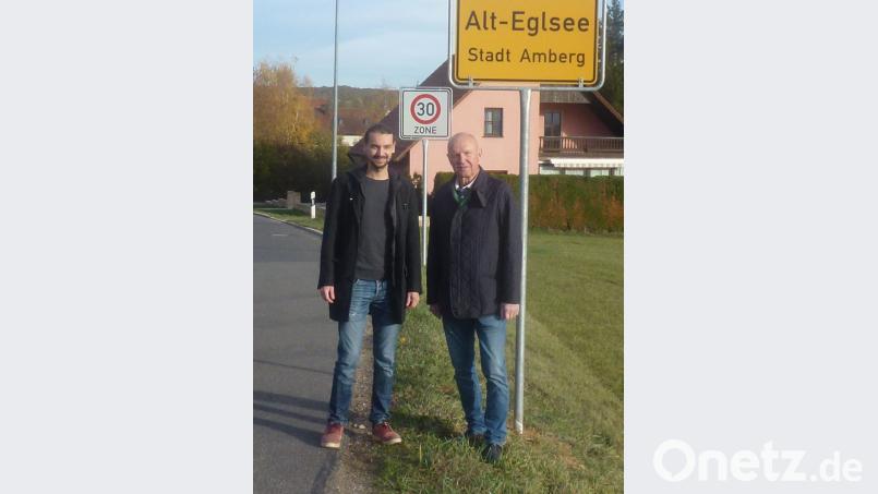 Freie-Wähler-Vorsitzender Manuel Werthner (links) und Eberhard Meier freuen sich, dass in Alt-Eglsee nun nicht mehr so schnell gefahren werden darf. Bild: Erwin Niklaus