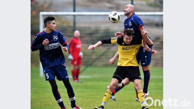Alles im Griff: Die Irchenriether Martin Kostka (rechts) und Yirgit Can (links) nehmen den Neustädter Philipp Gerlach aus dem Spiel. Aus: DJK Neustadt – DJK Irchenrieth 1:2. Bild: Büttner
