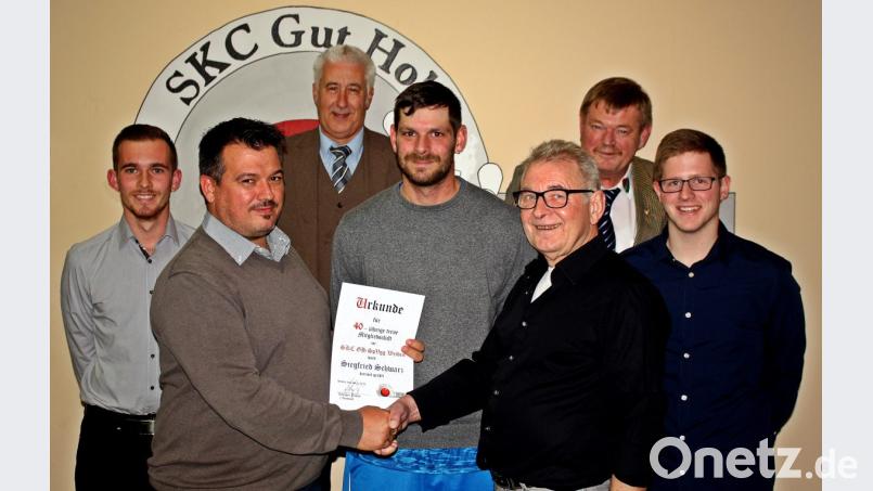 Tobias Lobinger überreicht für 40-jährige Treue an Siegfried Schwarz eine Urkunde. Mit im Bild von links: Manuel Donhauser, Tobias Lobinger, Reinhard Meier, Dennis Greupner, Siegfried Schwarz, Hans Kneißl und Marco Gesierich. Bild: R. Kreuzer