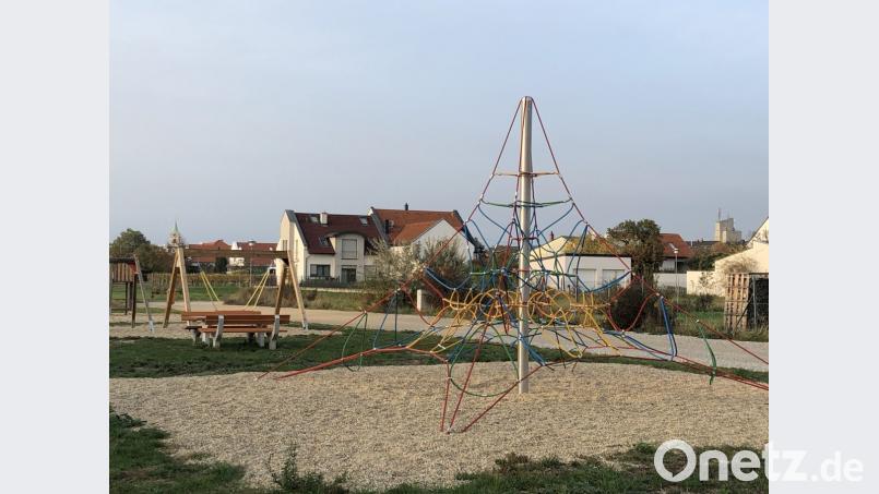 Vor zehn Jahren bestückte die Stadt Weiden den Kinderspielplatz im damals neuen und noch weitgehend leeren Baugebiet Kirchenäcker in Weiden am See. Inzwischen stehen ringsum Wohnhäuser. Der Spielplatz wird gut angenommen und soll im Jubiläumsjahr endlich ausreichend „Schattenspender“ erhalten. Bild: Karin Wilck