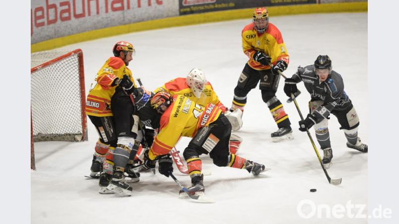 Bernhard Keil wird von den Bad Aiblingern unter Druck gehalten, gibt somit die Chance für Daniel Troglauer (rechts) frei. Bild: brü