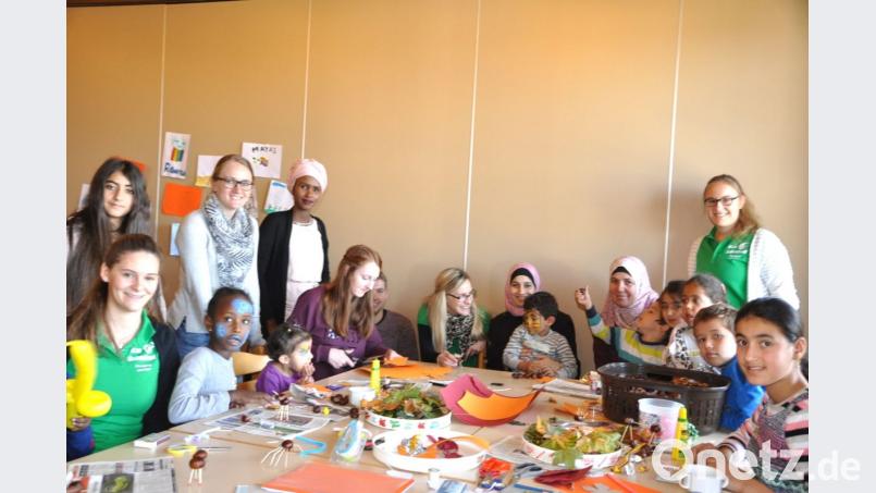 Die Kolpingsfamilie und die Landjugned machen Kindern aus Syrien und Afrika eine große Freude. Das gemeinsame Basteln macht allen Spaß. Bild: es