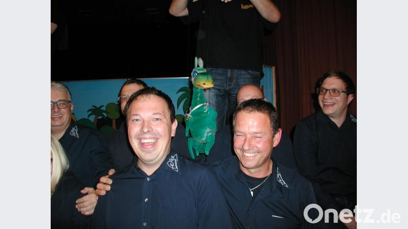 Urmel ließ es sich nicht nehmen, sich unter die Verantwortlichen der Theatergruppe zu mischen und sich auf deren Schultern zu setzen. Es war eine helle Freude! Hinten links Vorsitzender Jochen Erhardt. Bild: ld