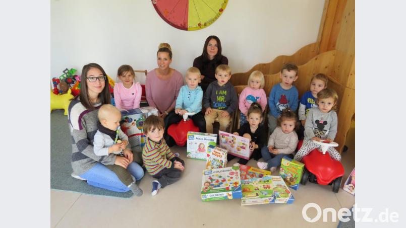 Krippenleiterin Nicole Käs (hinten Mitte), ihre Kolleginnen Michaela Schmidt (hinten, rechts) und Larissa Striege l(links) freuten sich mit den Kinder über die neuen Spielsachen. Bild: adj