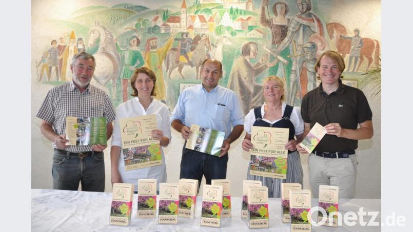 Für den 13. Regionalmarkt in Tännesberg präsentieren zweiter Bürgermeister Hans-Peter Klünner, Angela Völkl, Rathauschef Max Völkl, Petronilla Klinger und Florian Lang (von links) Flyer und Plakate. Bild: es