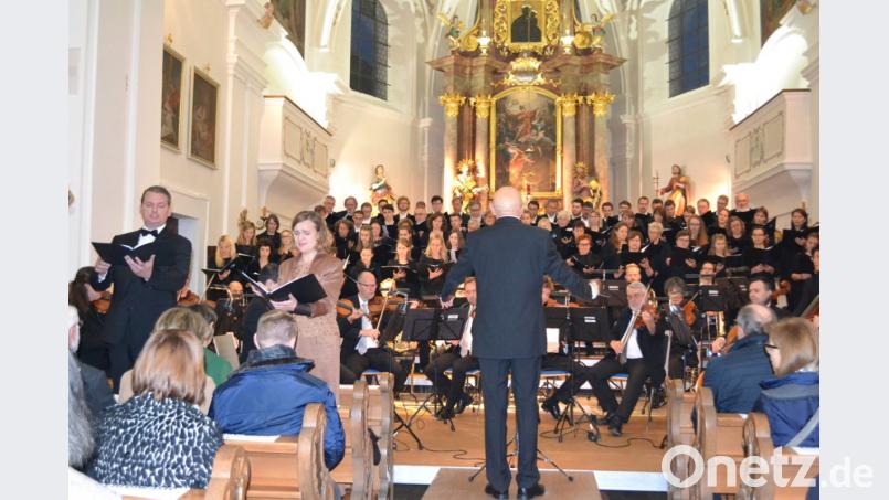 Von links: Timm Wisura, Katrin Arnold, Karl Heinz Malzer. Hofer Symphoniker, Mixtura Cantorum und Jugendchor desFSB Bild: dok