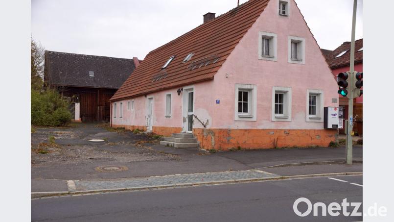 Im alten Veigl-Wirtshaus war zuletzt das Blumengeschäft Buchbinder untergebracht. Die Gemeinde plant nun, das letzte typische Bauernhaus im Alten Dorf abzureißen. Bild: bkr