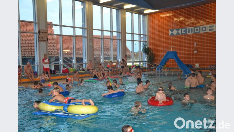 Das Moosbacher Hallenbad gehört einen Nachmittag den Kindern. Bild: gi