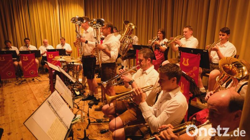 Die Blaskapelle Waldkirch spielte unter Leitung von Bernhard Träger in der voll besetzten Mehrzweckhalle. Das Konzert stand unter dem Motto „Böhmischer Herbst". Bild: le