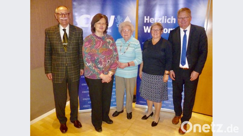 Nur ein Teil der zu ehrenden Jubilare des CSU-Ortsverbands Sebastian ist zur Feier im Kongresszentrum erschienen (von links): Paul Pirzer (40 Jahre), Angelika Werner (45 Jahre), Elisabeth Marquardt (40 Jahre), Birgit Wittmann (30 Jahre) und Oberbürgermeister Michael Cerny (25 Jahre). Bild: usc